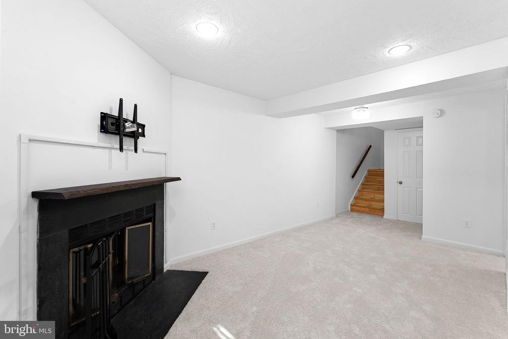 1594 WOODCREST DRIVE