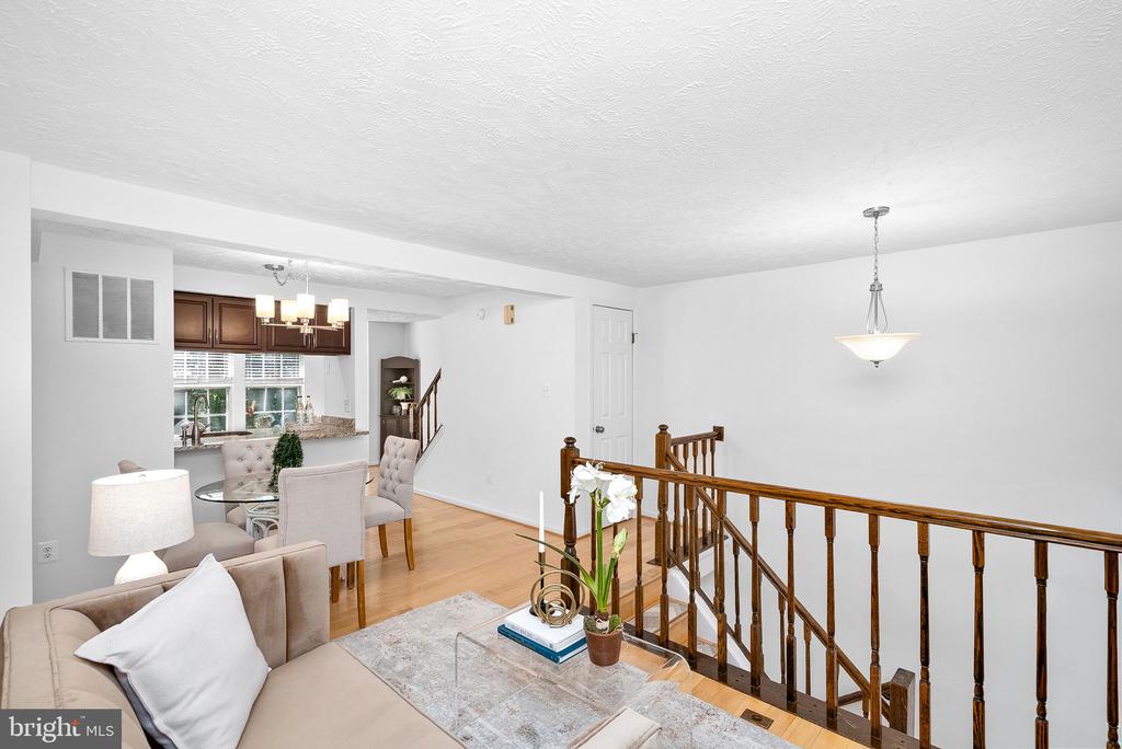 1594 WOODCREST DRIVE