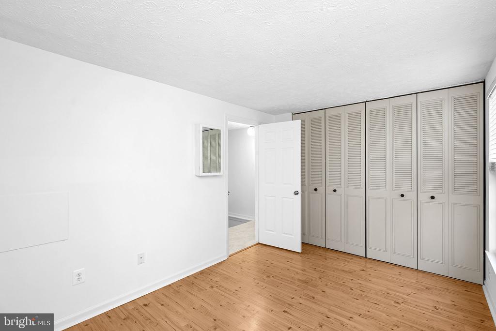 1594 WOODCREST DRIVE