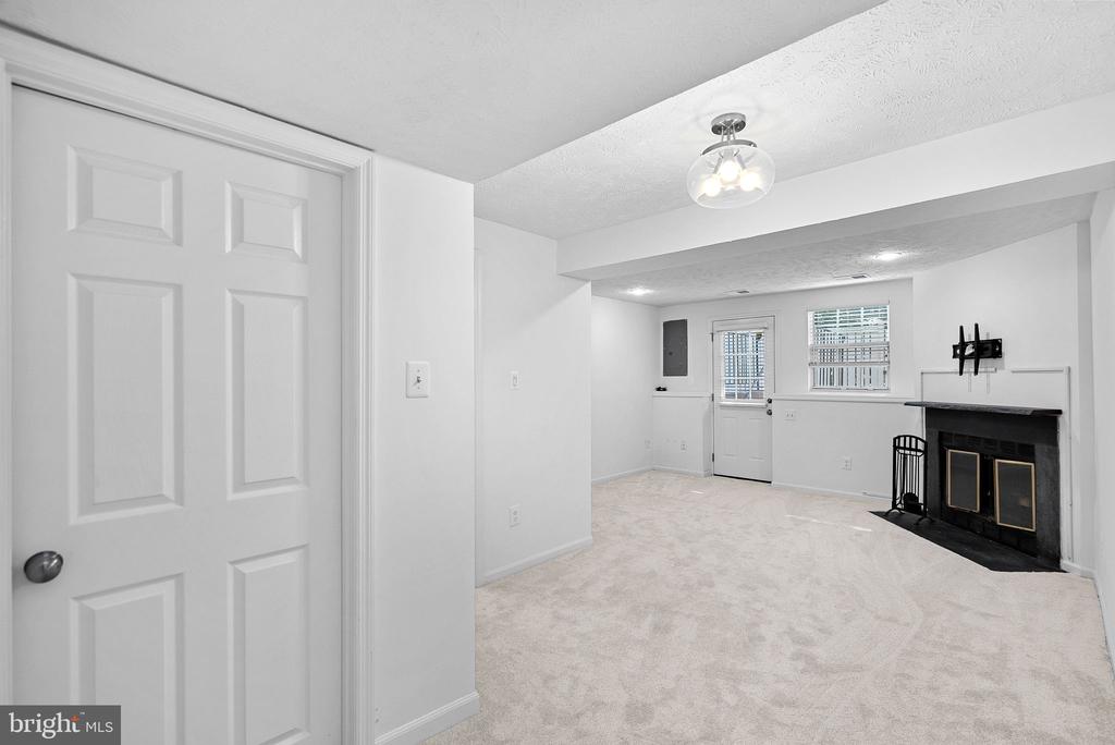 1594 WOODCREST DRIVE