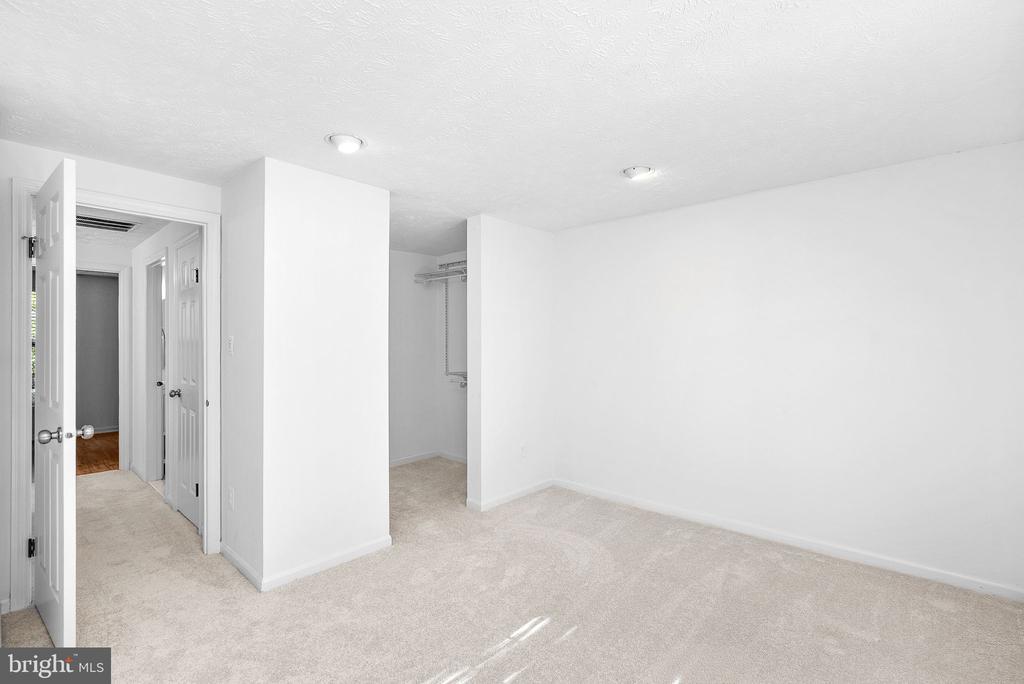 1594 WOODCREST DRIVE