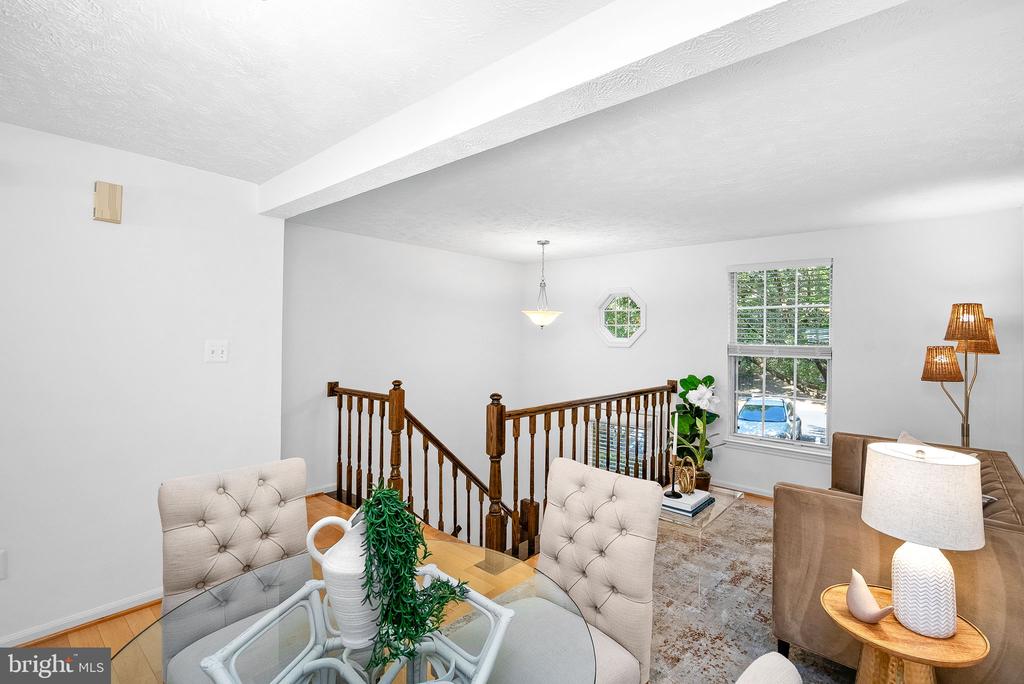 1594 WOODCREST DRIVE