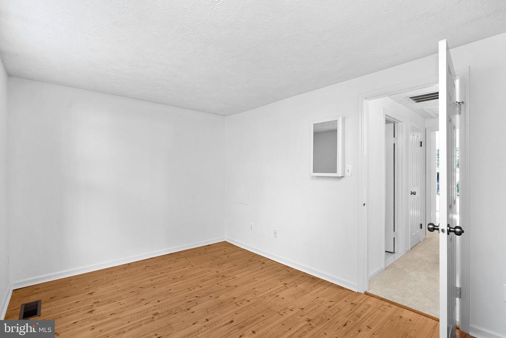 1594 WOODCREST DRIVE