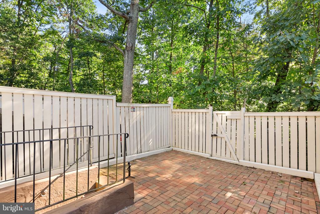 1594 WOODCREST DRIVE