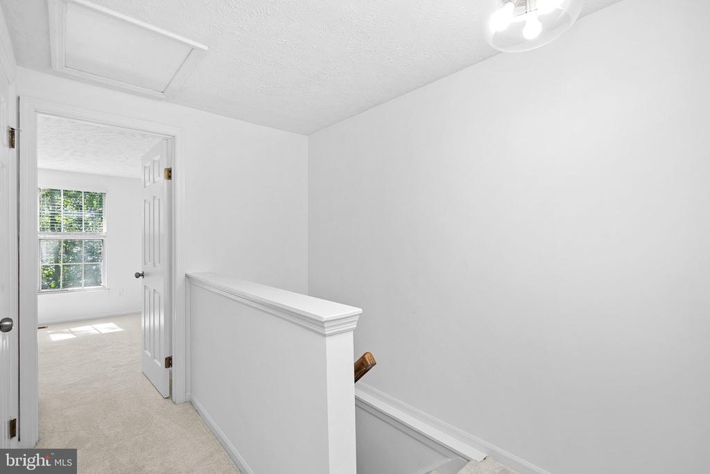 1594 WOODCREST DRIVE