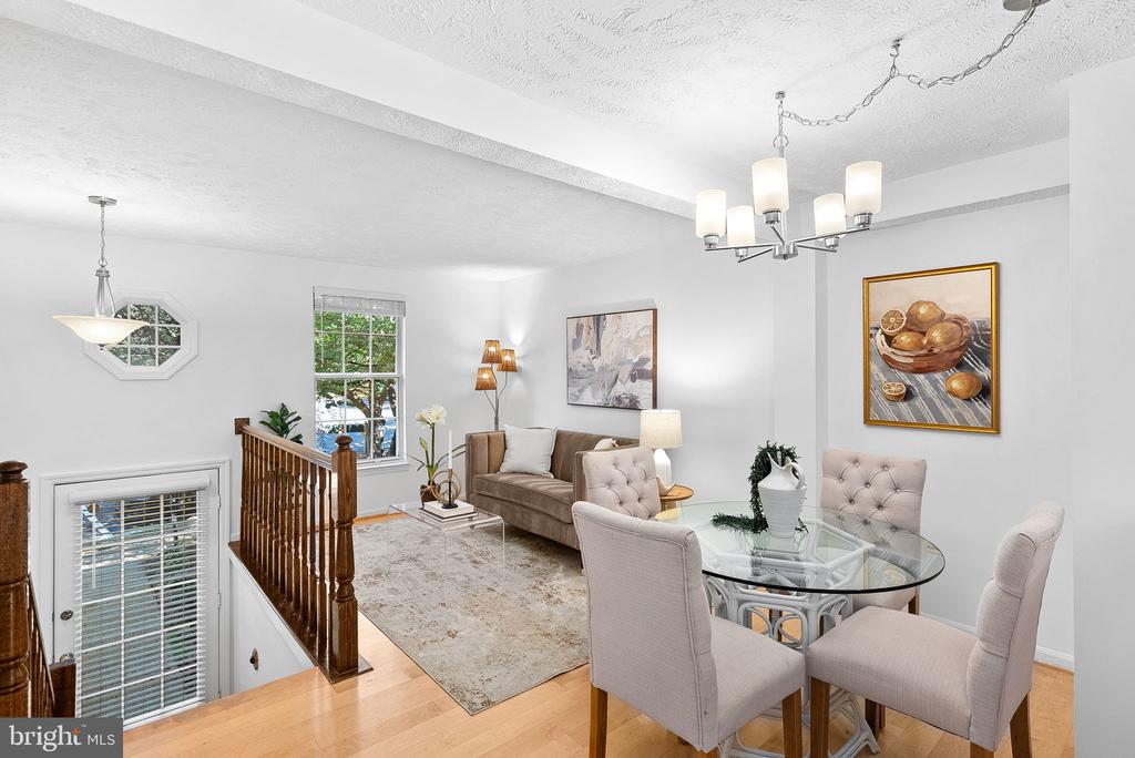 1594 WOODCREST DRIVE