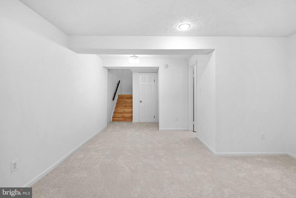 1594 WOODCREST DRIVE
