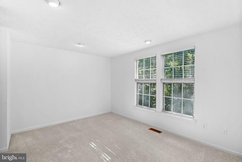 1594 WOODCREST DRIVE