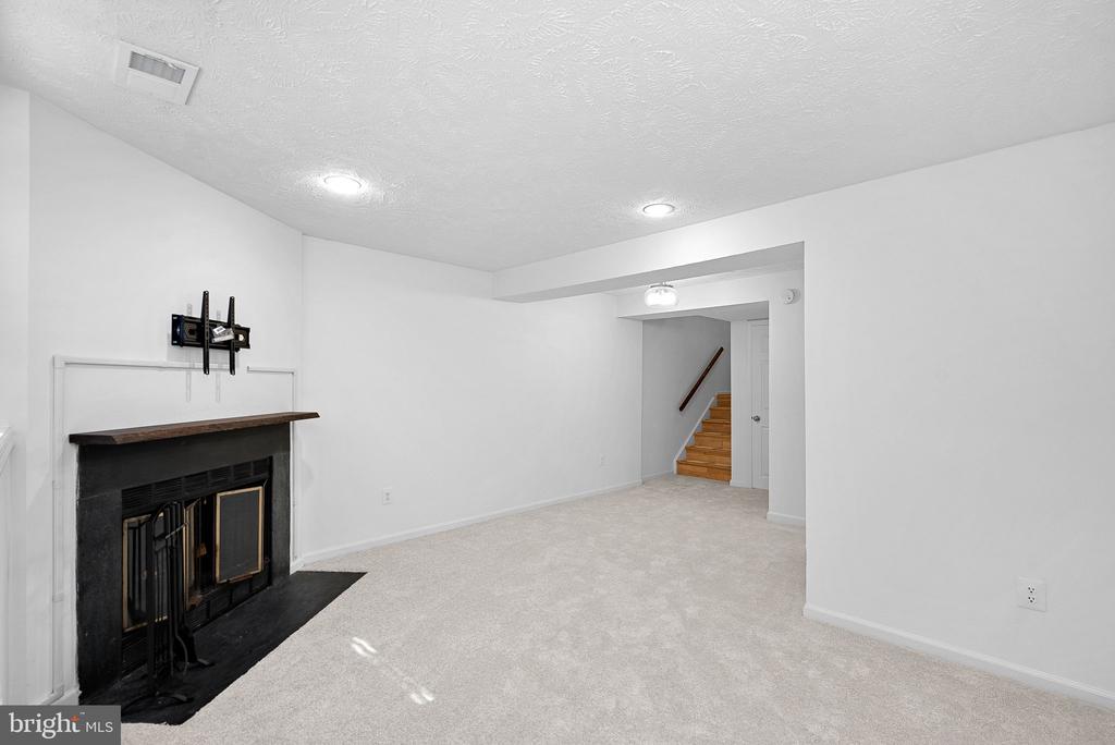 1594 WOODCREST DRIVE