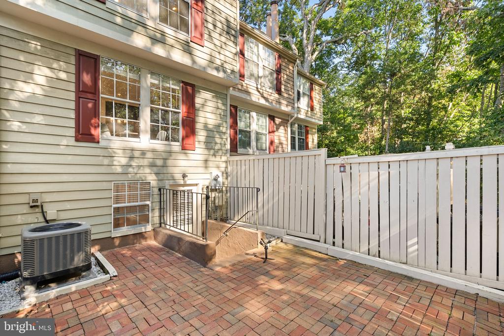 1594 WOODCREST DRIVE