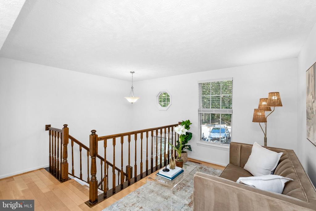 1594 WOODCREST DRIVE