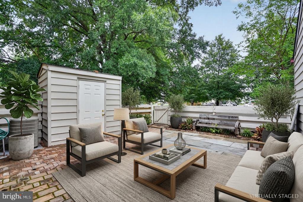 858 DOGWOOD COURT