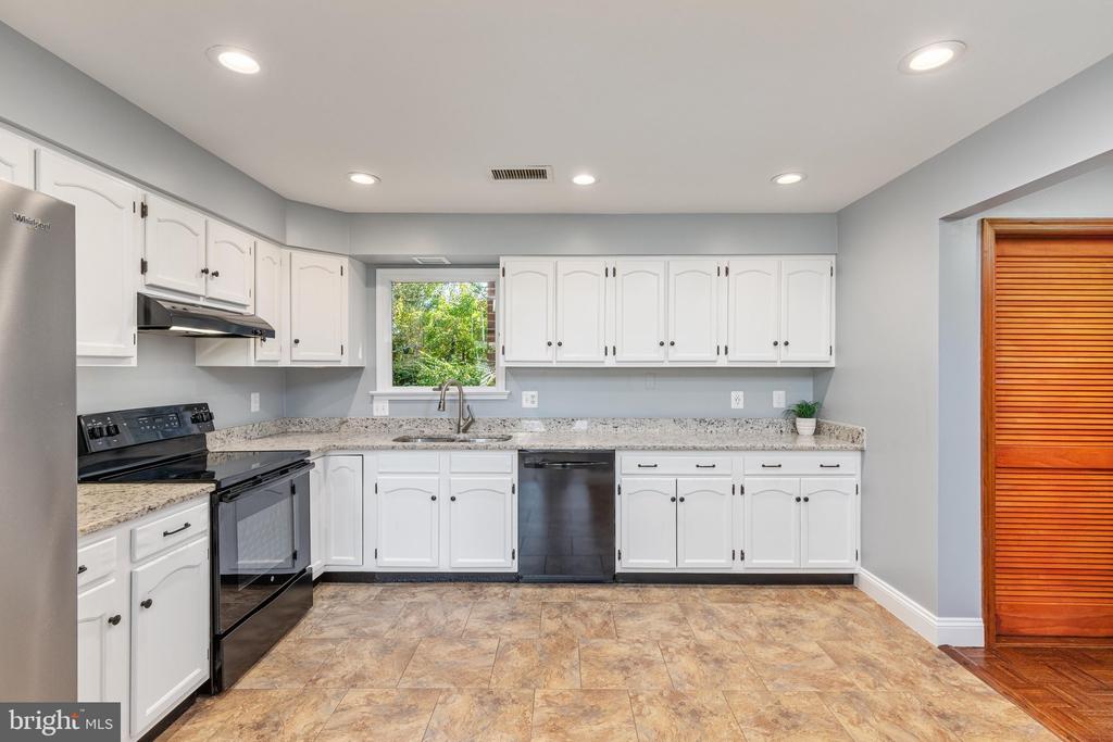 7811 MARTHAS LANE