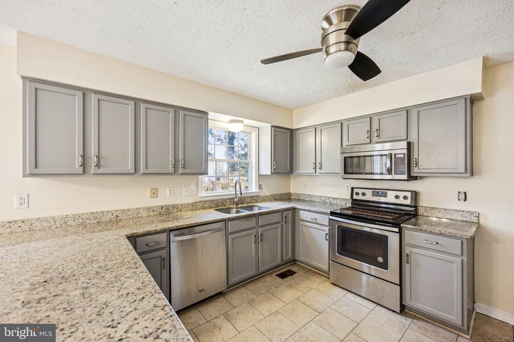 1706 HOUNDS WAY