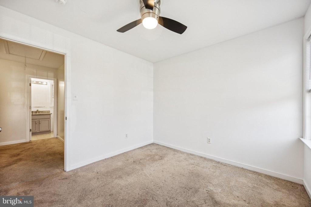 1706 HOUNDS WAY
