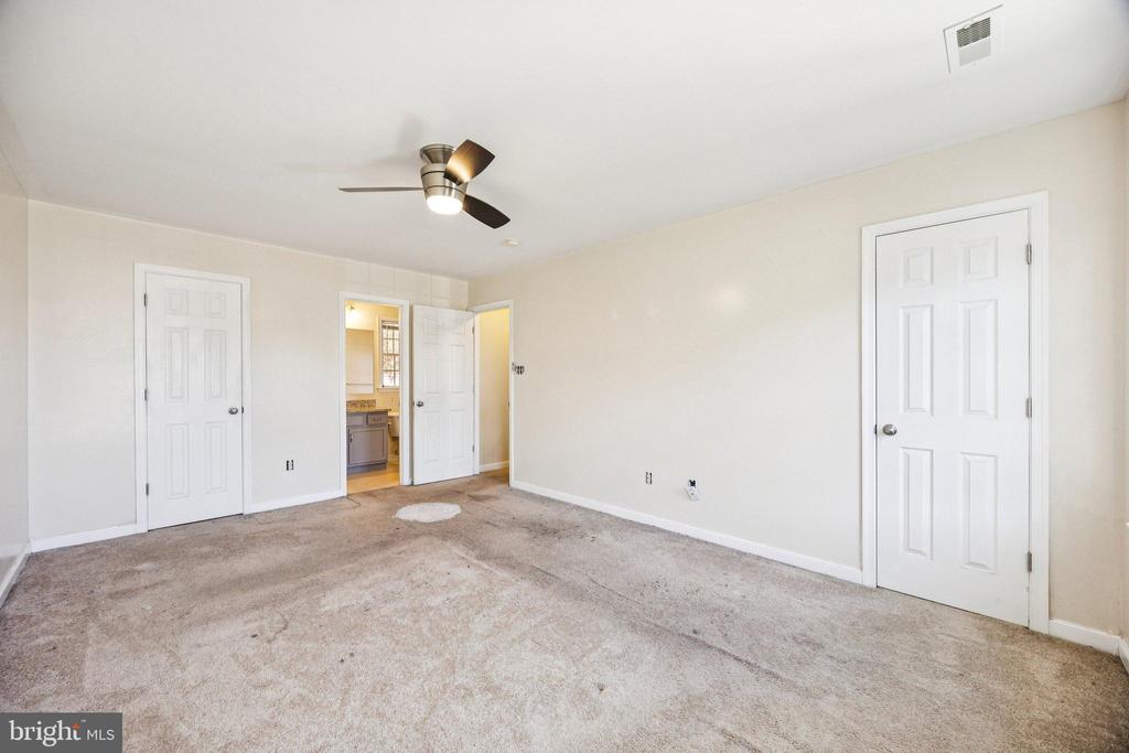 1706 HOUNDS WAY