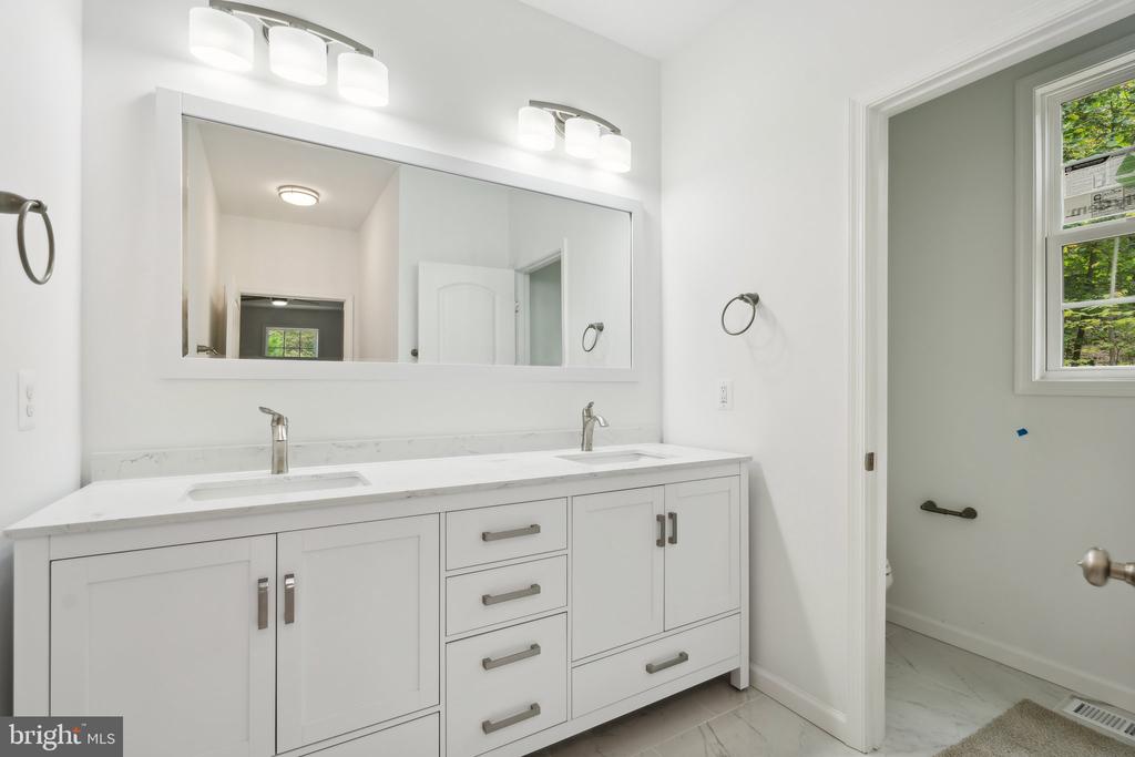 8225 Buckthorne Run