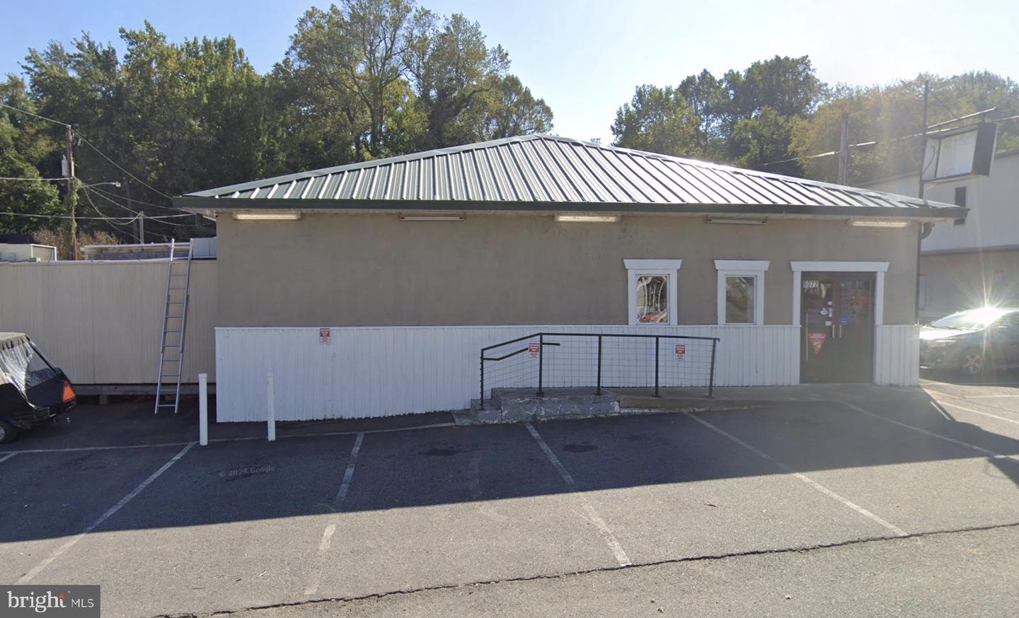 6072 & 6078 Riverview Dr