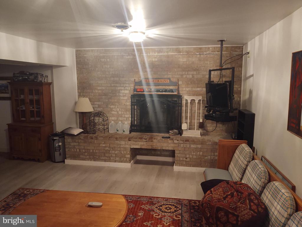 8445 PINE TREE LANE