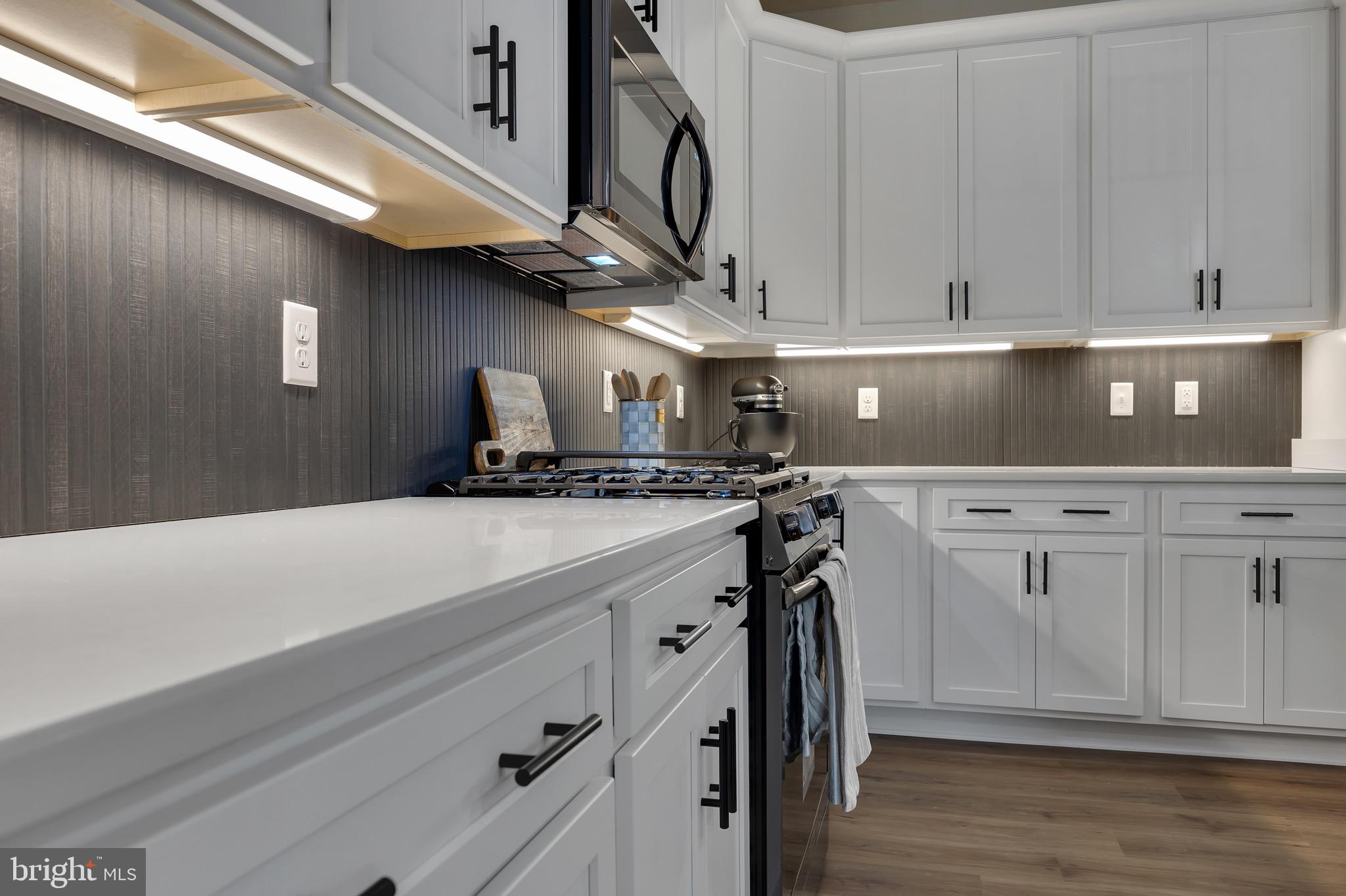 718 TRAVELLER ST.
