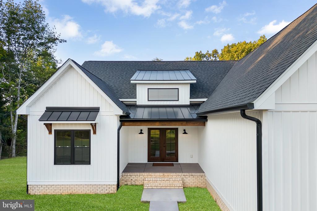 718 TRAVELLER ST.