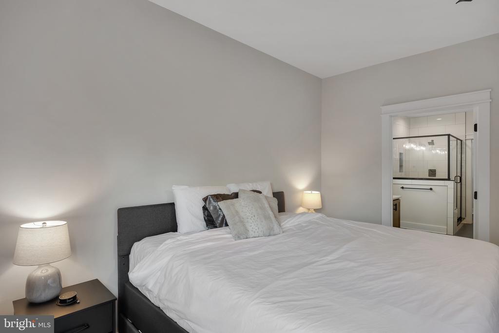 718 TRAVELLER ST.