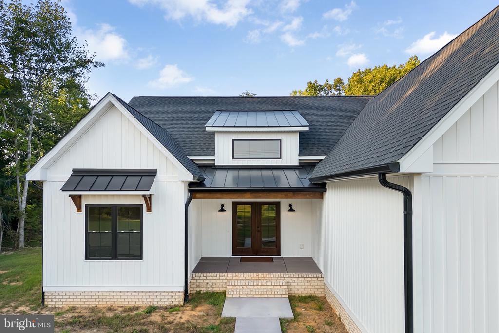 718 TRAVELLER ST.