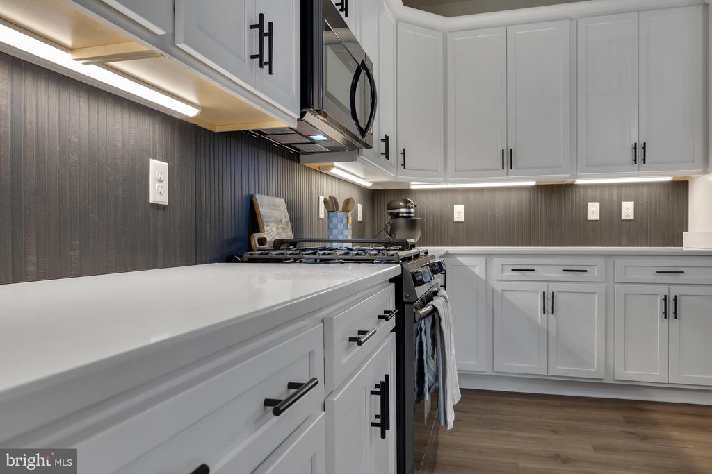 718 TRAVELLER ST.