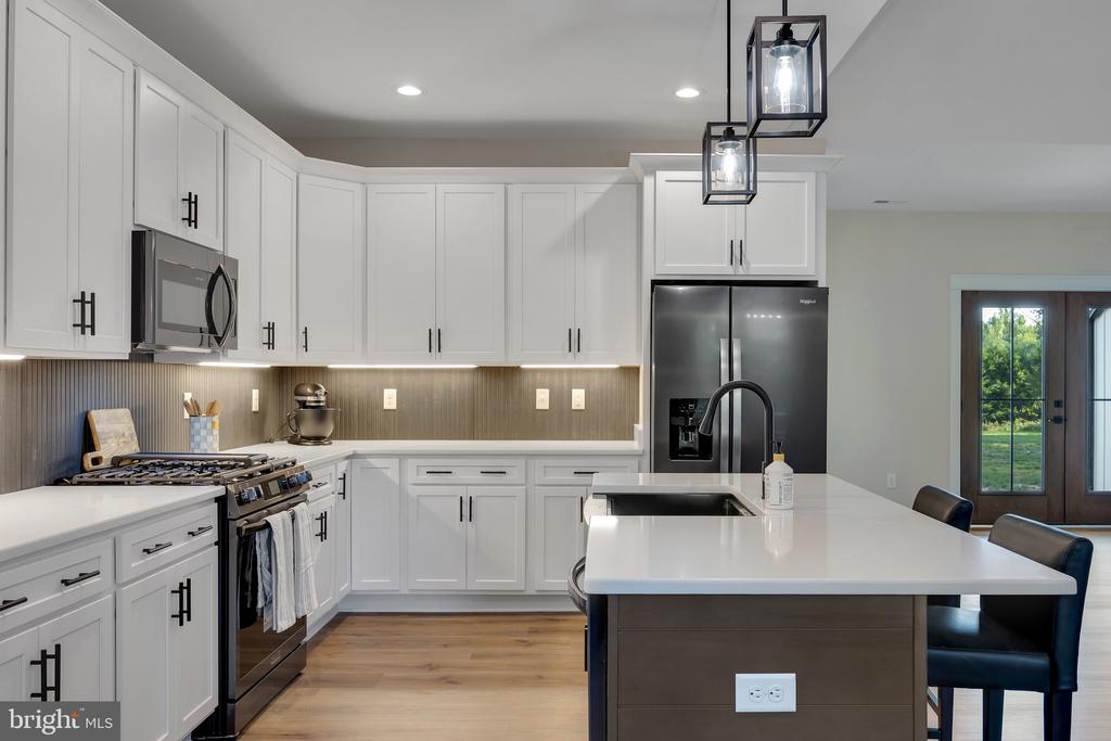 718 TRAVELLER ST.