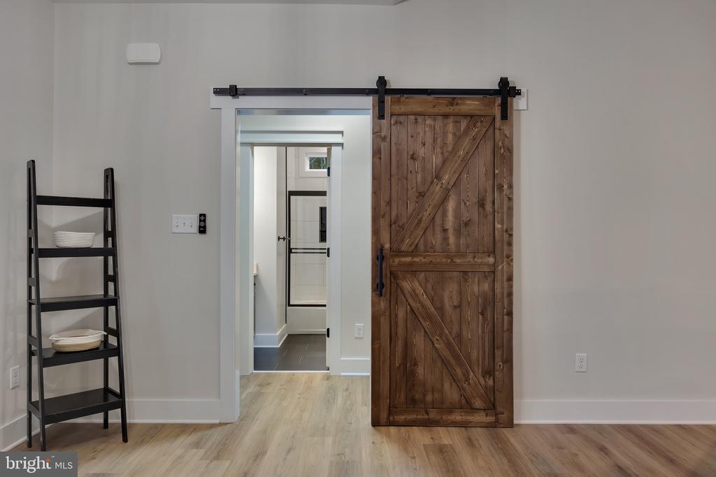 718 TRAVELLER ST.