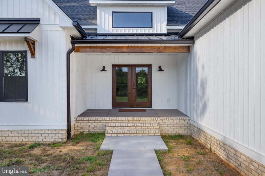 718 TRAVELLER ST.