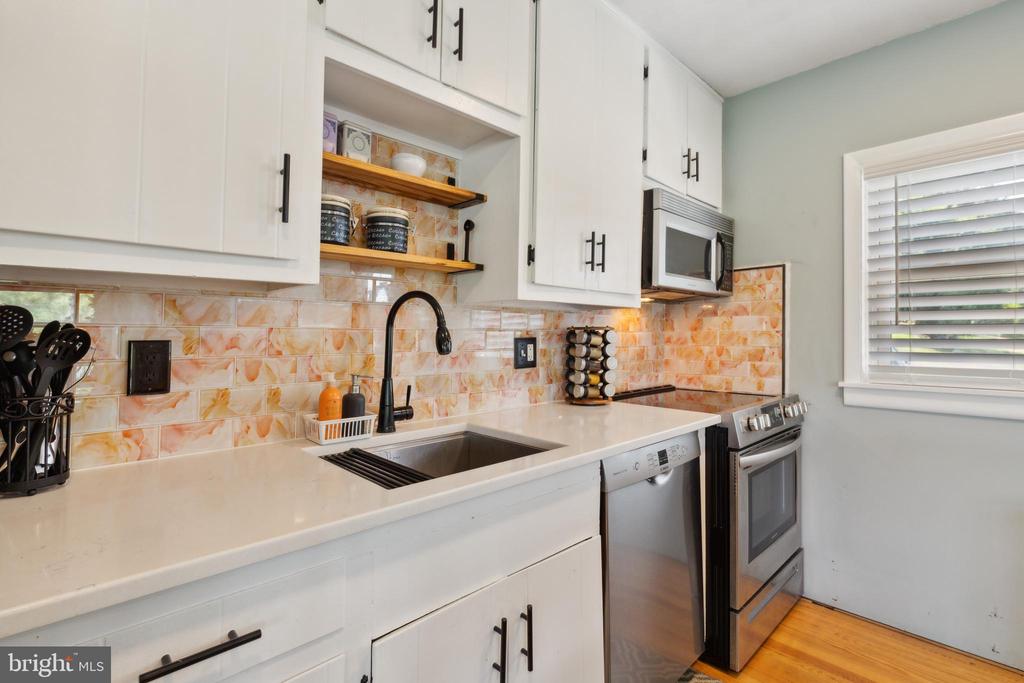 285 LAKEVIEW CIRCLE