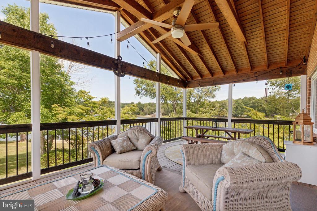 285 LAKEVIEW CIRCLE