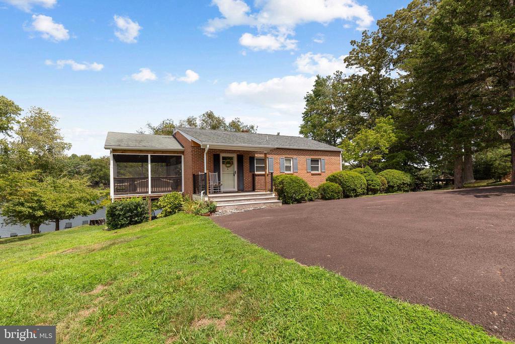 285 LAKEVIEW CIRCLE
