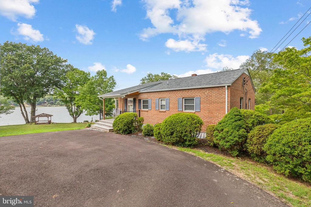 285 LAKEVIEW CIRCLE