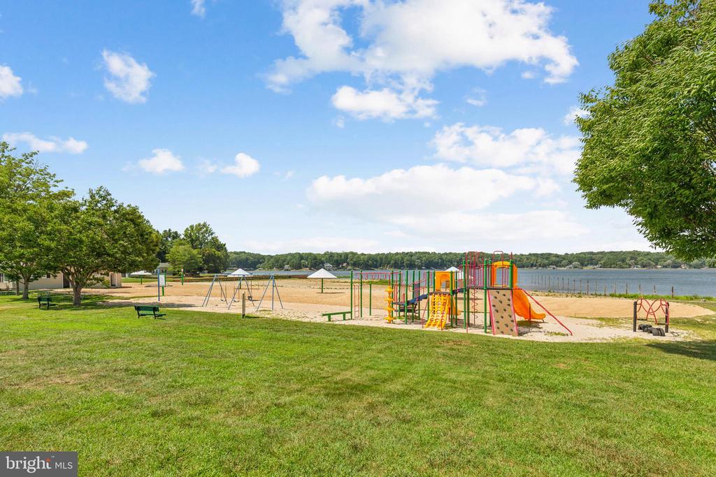 285 LAKEVIEW CIRCLE
