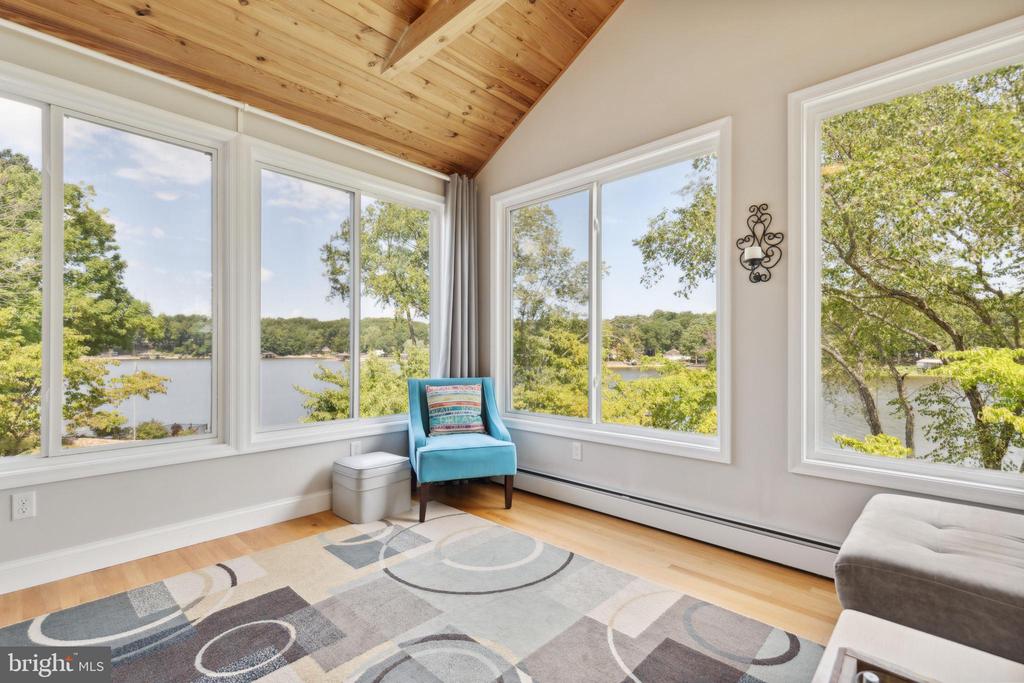 285 LAKEVIEW CIRCLE