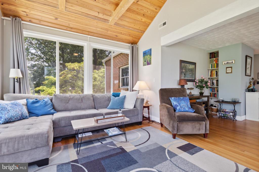 285 LAKEVIEW CIRCLE