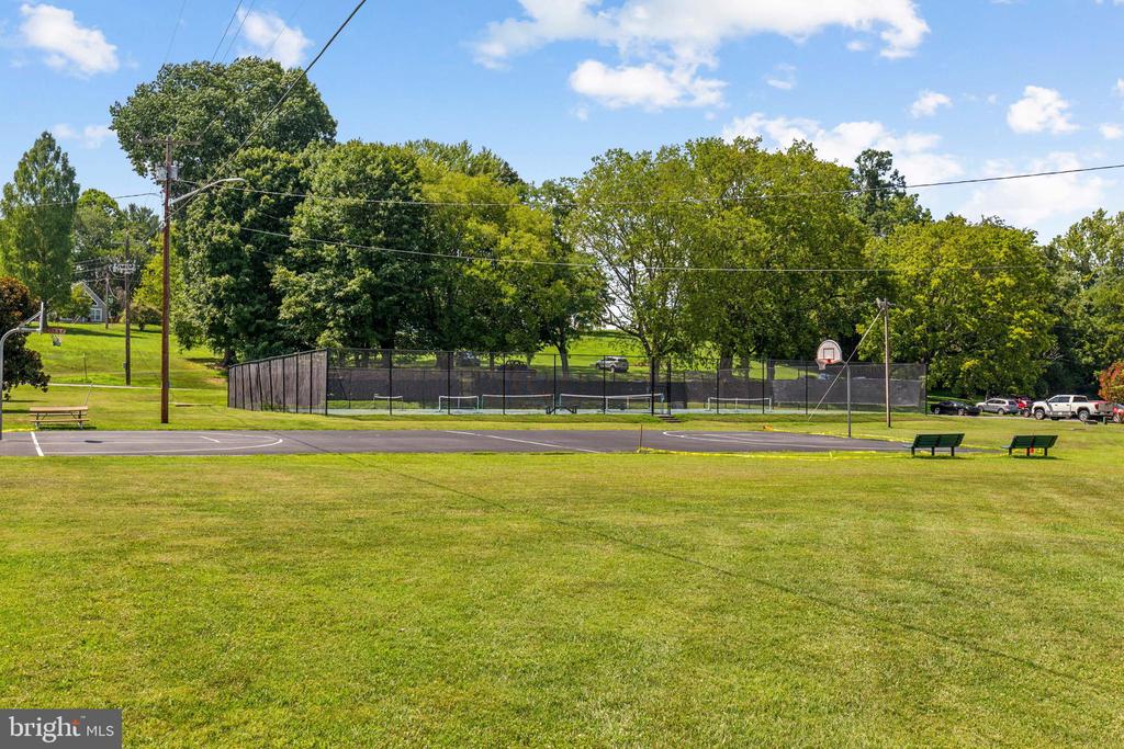 285 LAKEVIEW CIRCLE