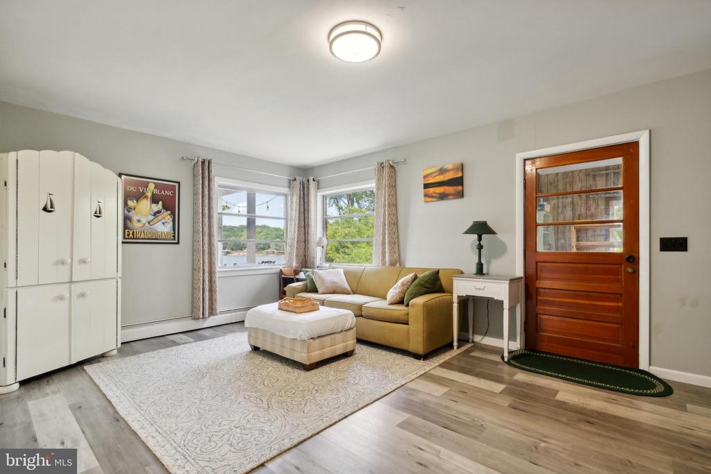 285 LAKEVIEW CIRCLE