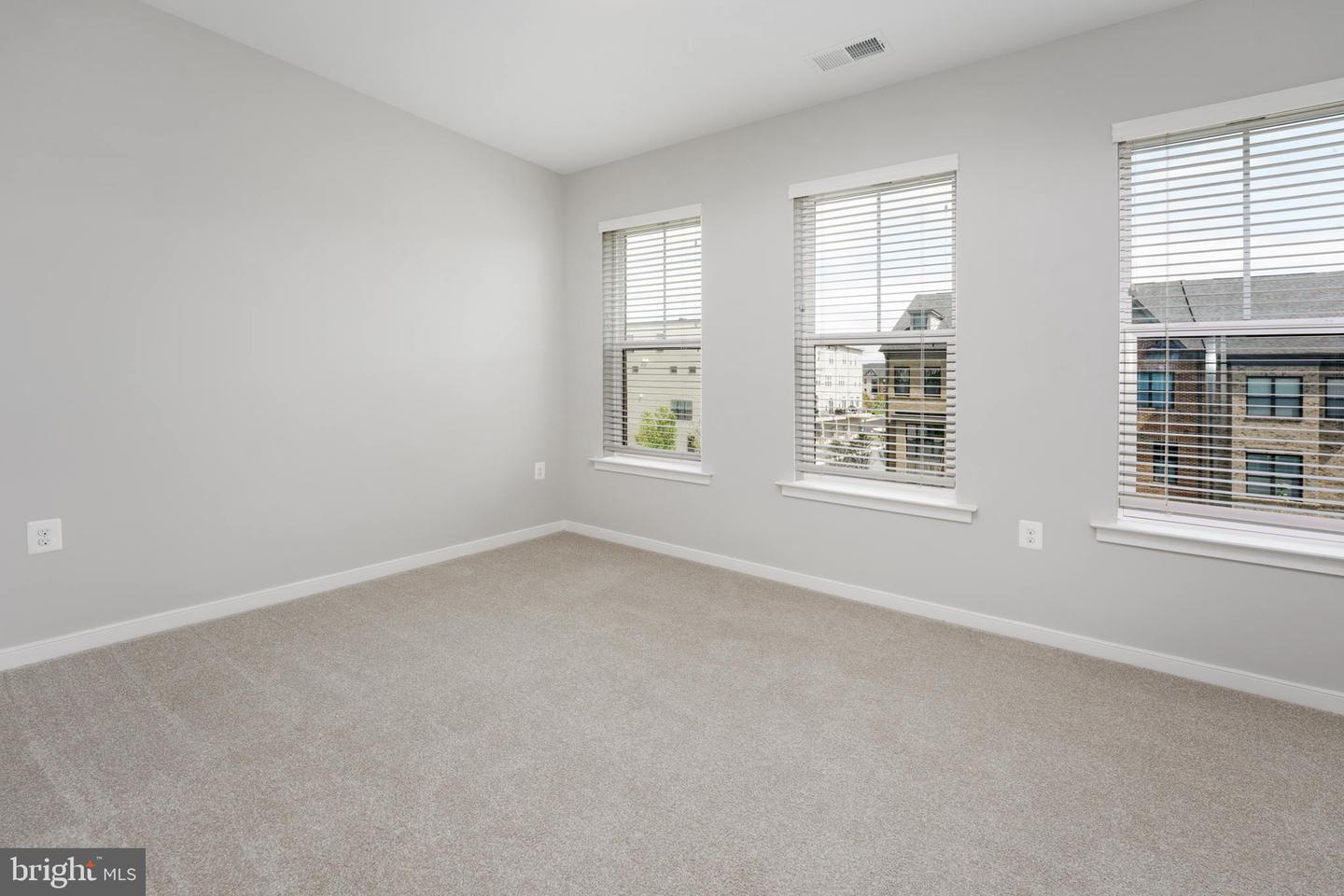 22999 Sullivans Cove SQUARE