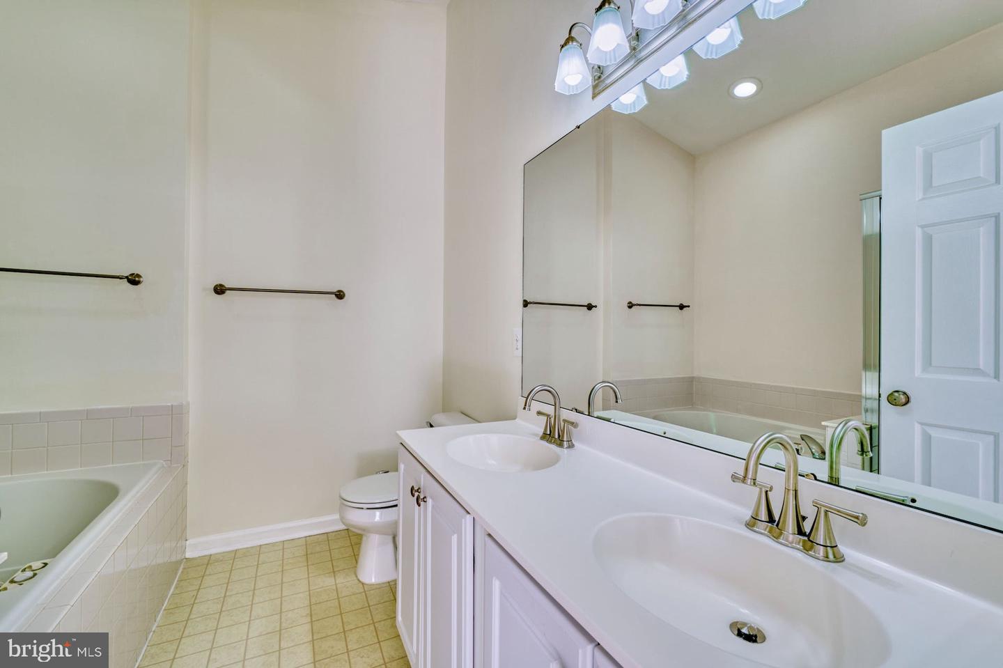 43281 Chokeberry SQUARE