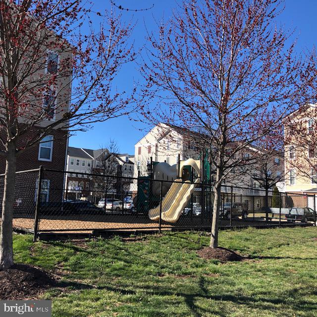 43427 Town Gate SQUARE