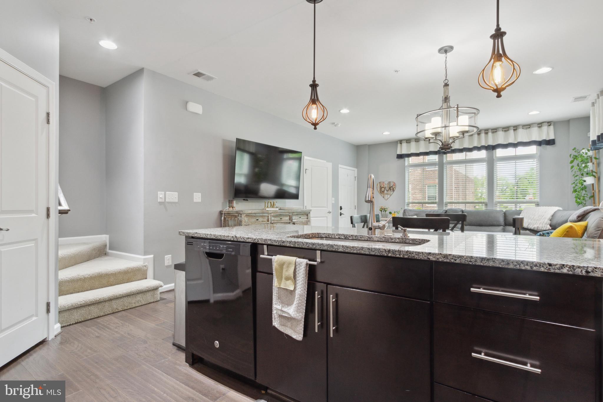 25284 Gray Poplar TERRACE