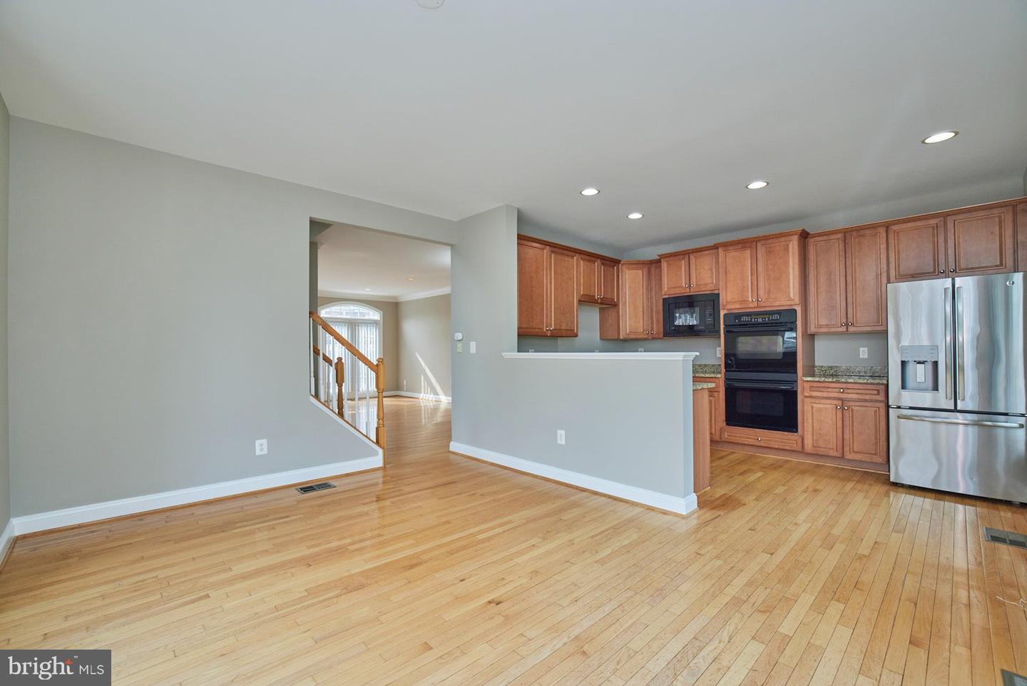 21825 Ladyslipper SQUARE