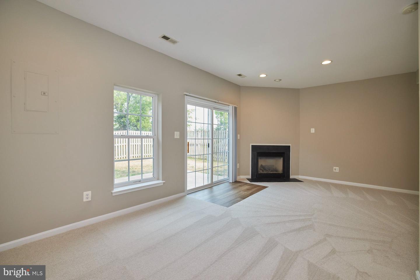 21825 Ladyslipper SQUARE