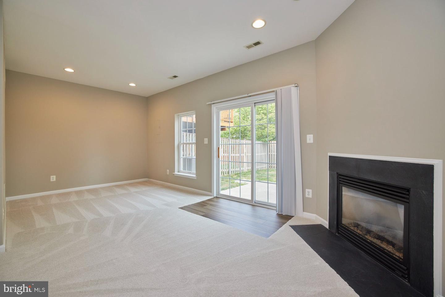 21825 Ladyslipper SQUARE