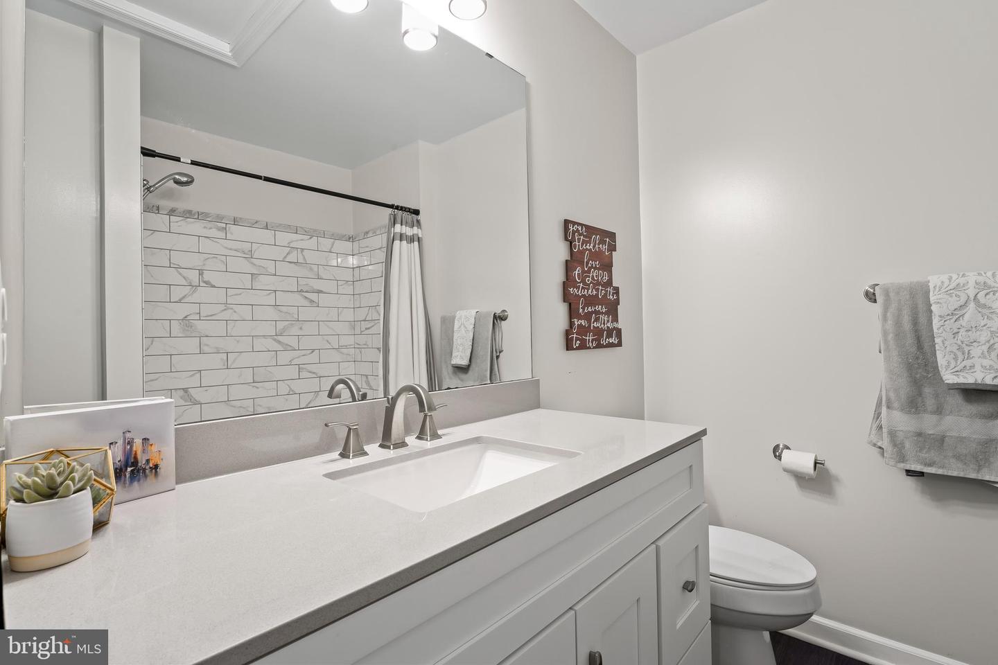 25403 Lisa TERRACE
