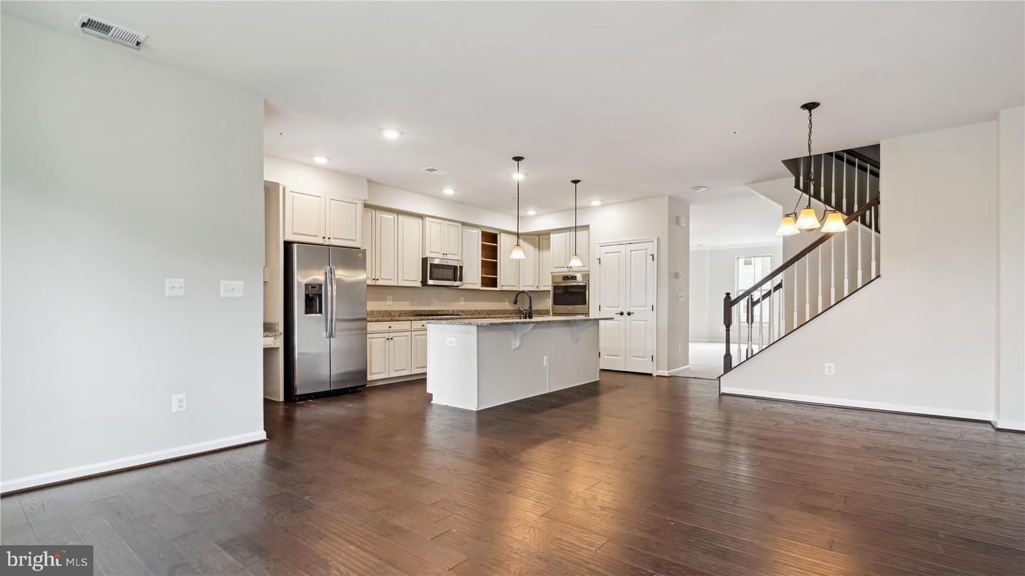 25337 Crested Iris TERRACE