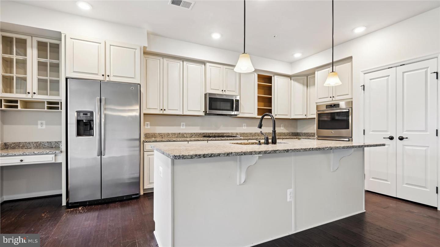 25337 Crested Iris TERRACE
